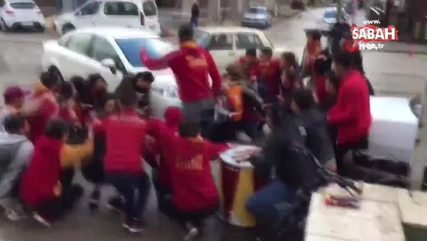Tezahürat yapan Galatasaraylı taraftarlara otomobil böyle çarptı