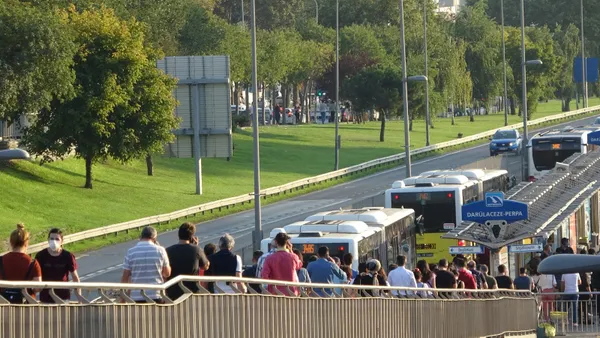 SON DAKİKA! İstanbul’da isyan ettiren görüntüler; Toplu taşıma koronavirüsün merkezi oldu