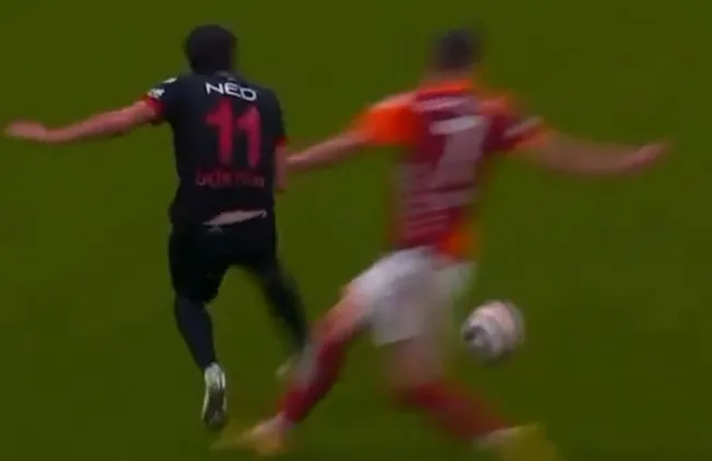 galatasaraydan-var-tepkisi-kirmizi-kart-ve-penalti-pozisyonu-1763843261781.jpeg