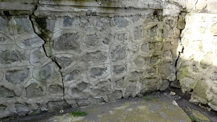 Duvarları çatlayan evlerinde nöbetleÅe uyuyorlar