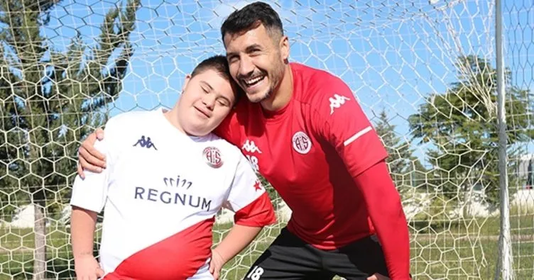 Antalyasporlu futbolcu Jahovic Dünya Engelliler Günü’nde minik hayranı Furkan ile buluştu