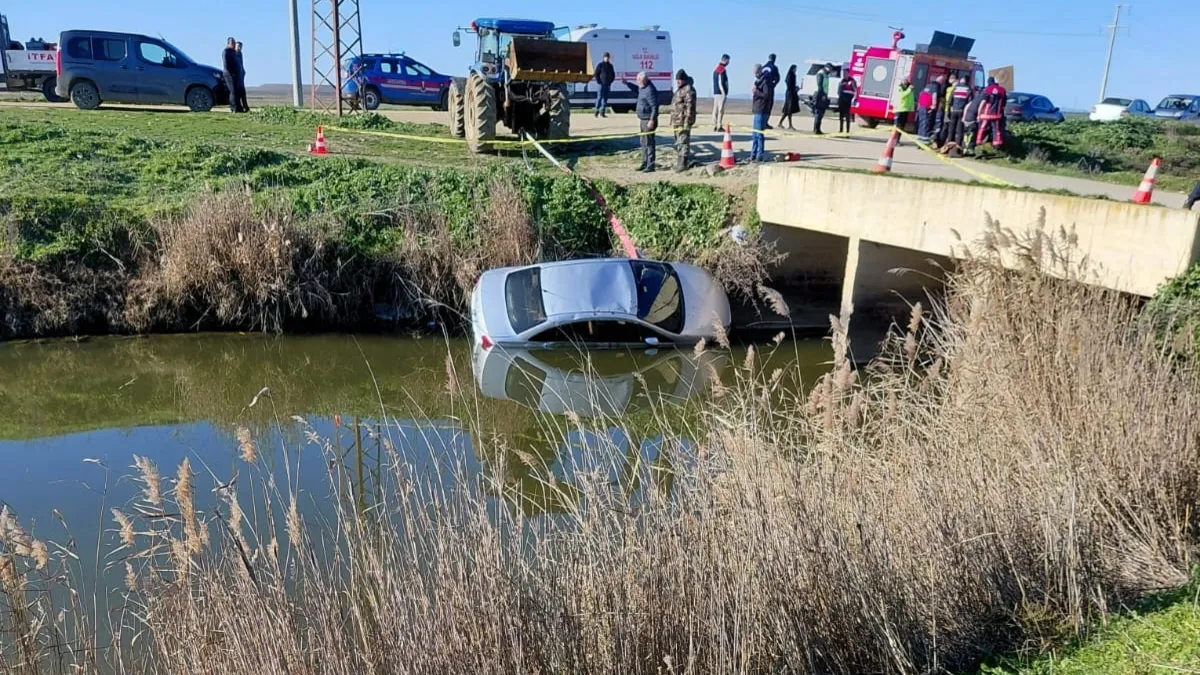 Edirne’de otomobil su kanalına uçtu: Köprüden geçenler farketti! 1 ölü Edirne’de otomobil su kanalına uçtu: Köprüden geçenler farketti! 1 ölü