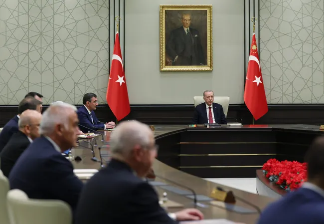 baskan-erdogan-bugun-kabineyi-topluyor-gundemde-terorle-mucadele-ekonomideki-son-durum-ve-gazze-var-1722835015011.jpg Başkan Erdoğan bugün kabineyi topluyor: Gündemde Instagram'a erişim engeli, ekonomi ve terörle mücadele var!