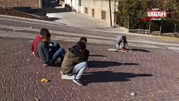 Batman'da bekledikleri kar gelmeyince yokuş aşağı tahta parçalarıyla kayan çocuklar kamerada | Video