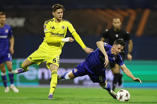 son-dakika-haberi-fenerbahce-dinamo-zagrebe-maglup-kanarya-avrupa-ligine-kotu-basladi-1758747817588.jpeg