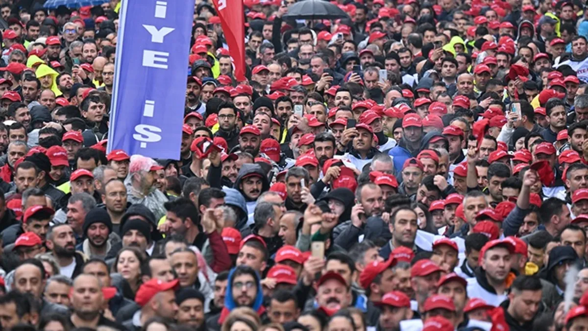 Önce memurlar şimdi de işçiler! İzmir’de eylemsiz gün geçmiyor… Önce memurlar şimdi de işçiler! İzmir’de eylemsiz gün geçmiyor…