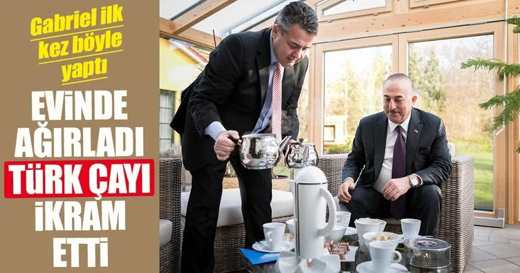 Alman Bakan, mevkidaşı Mevlüt Çavuşoğlu'na Türk çayı ikram etti