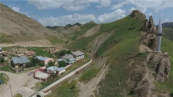 Minareleri farklı yerlerde olan cami