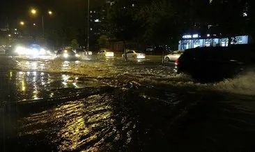 İzmir yine yağmura teslim oldu! Mavişehir’de siren sesleri korkuya neden oldu