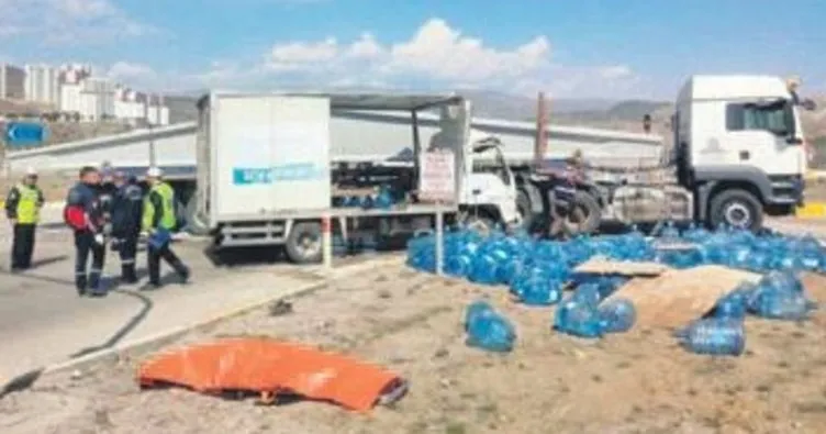 TIR’la kamyon çarpıştı: 1 ölü
