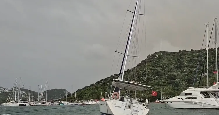 Bodrum’da fırtına etkili oldu, 2 tekne karaya oturdu