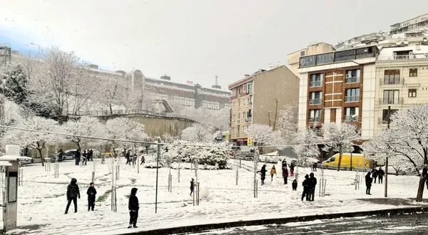 istanbulda-5-saatlik-kar-yagisi-kimisine-cile-kimisine-eglence-oldu-taksim-meydani-beyaza-burundu-yollarda-tra-1767295222382.jpg
