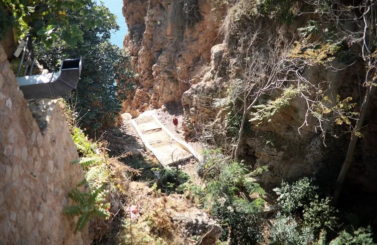 Yer Antalya: Düşürdüğü telefonu almak isterken kabusu yaşadı!