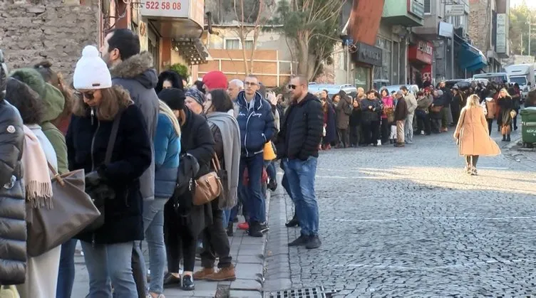 Anahtar alıp dilek dilemek için kilise önünde metrelerce kuyruğa girdiler