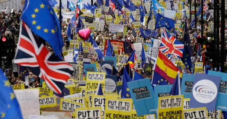 İngiltere’de dev ’’Brexit’i halka bırakın’’ yürüyüşü