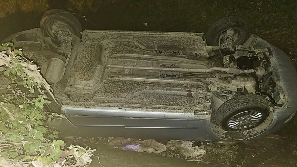 Feci kaza! Otomobil kanala uçtu