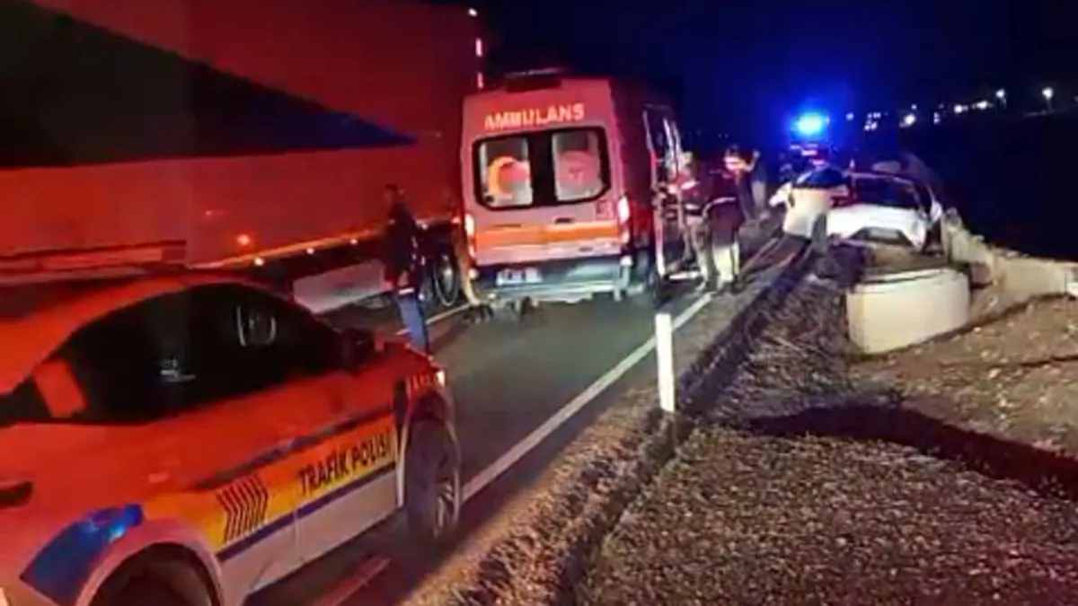 Diyarbakır’da 2 otomobil kafa kafaya çarpıştı: 4 yaralı Diyarbakır’da 2 otomobil kafa kafaya çarpıştı: 4 yaralı