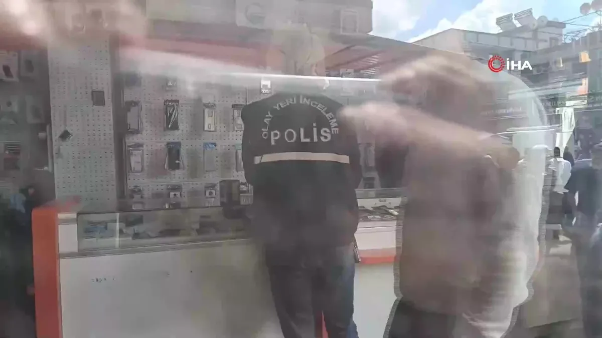 Motosikletle gelip, işyeri sahibini başından vurup öldürdü | Video videosunu izle Motosikletle gelip, işyeri sahibini başından vurup öldürdü | Video videosunu izle