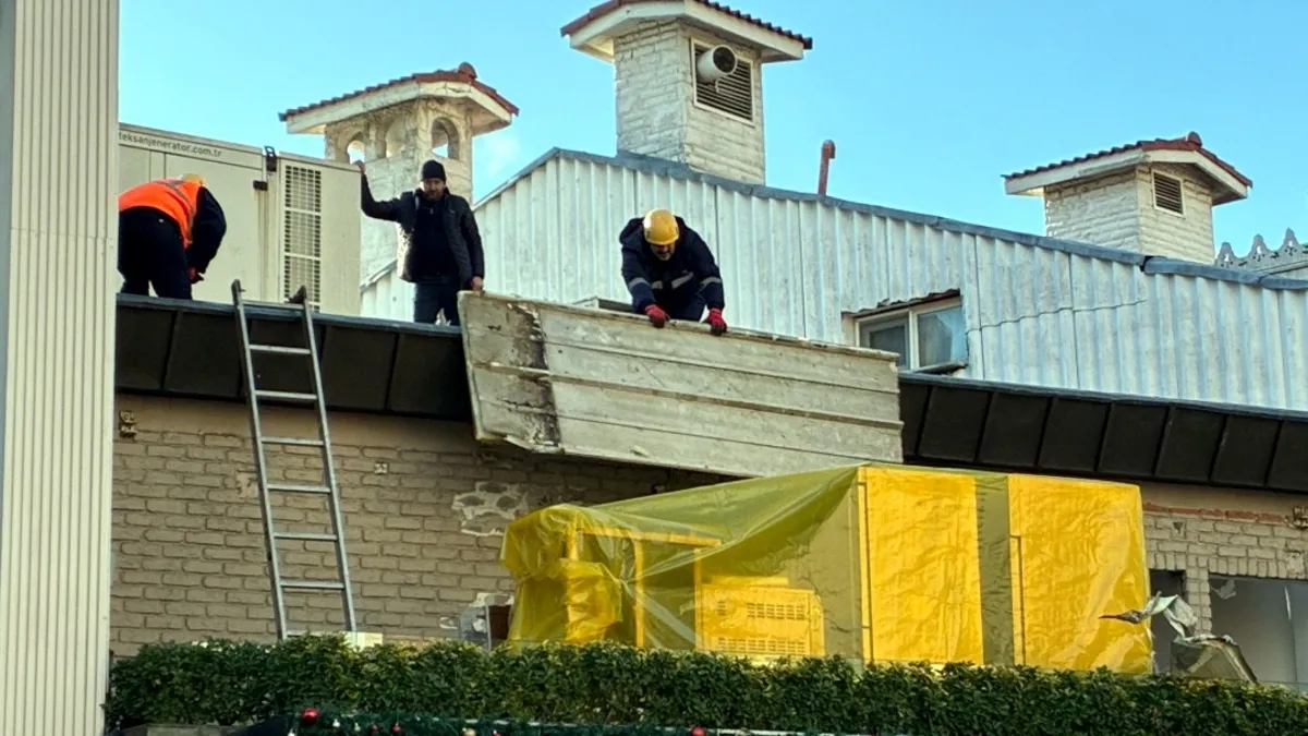Bebek Oteli’nden sonra Baylan Pastanesi’nin de kaçak bölümleri yıkıldı Bebek Oteli’nden sonra Baylan Pastanesi’nin de kaçak bölümleri yıkıldı