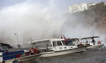 Antalya’da fırtına ve sağanak yağış etkili oluyor