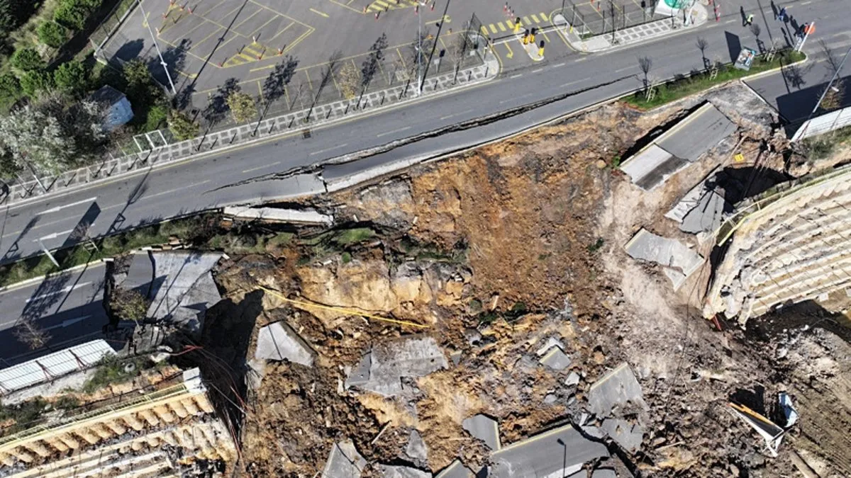 Ümraniye'de yol çöktü, cadde trafiğe kapatıldı Ümraniye'de yol çöktü, cadde trafiğe kapatıldı