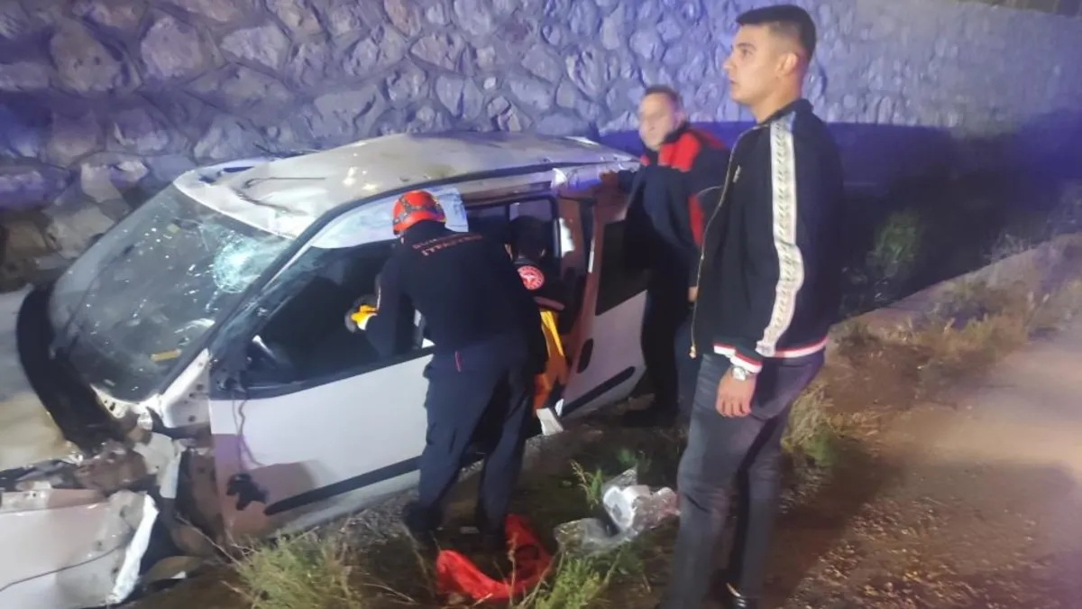 Çorum'da hafif ticari araç yan yola uçtu! Yaralıla