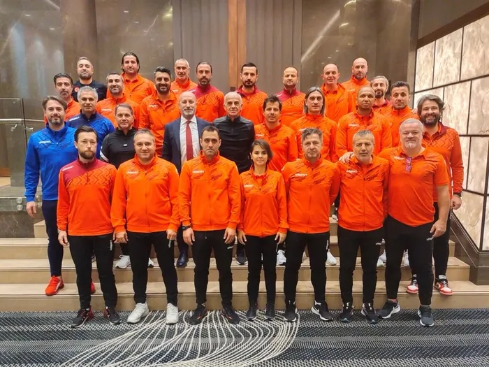 galatasaray-futbol-direktoru-cenk-ergun-pro-lisans-egitim-programinda-yer-aldi-1669280689387.jpeg