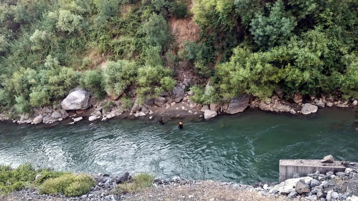 Bitlis Mutki'de dere kenarında arama çalışmaları