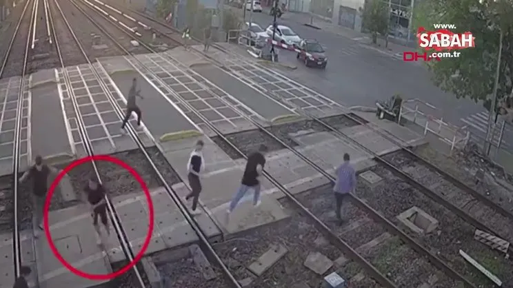 Arjantin'de tren rayında iki grup arasında çıkan kavga kamerada
