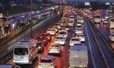 İstanbul'da bayram göçü başladı! Trafik yoğunluğu yüzde 80'i aştı #istanbul