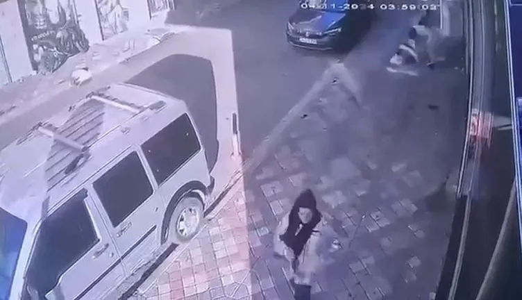 SON DAKİKA... İstanbul Bağcılar’da akılalmaz olay: Ev sahibi kadın hırsızın üzerine atlayıp…
