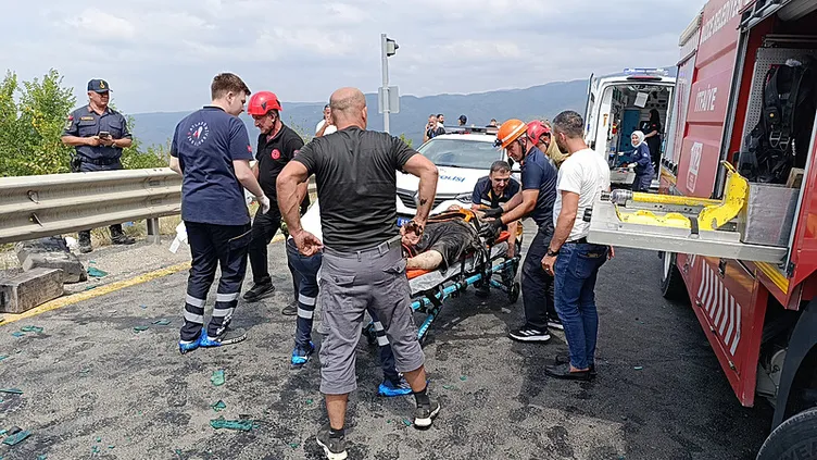 Bolu Dağı’nda kum yüklü TIR, otomobile çarptı! Feci kazada can kaybı 3’e yükseldi