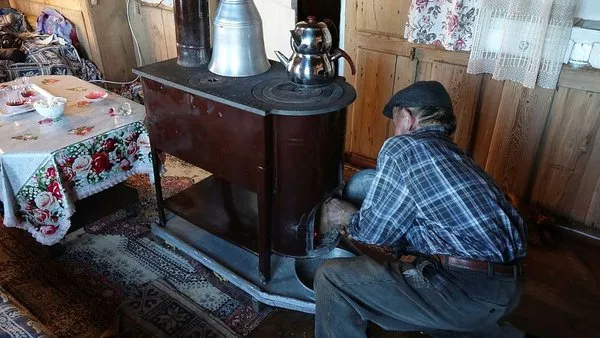 Ali Osman ve Fati Kara çifti kara kışa rağmen köylerini terk etmiyor