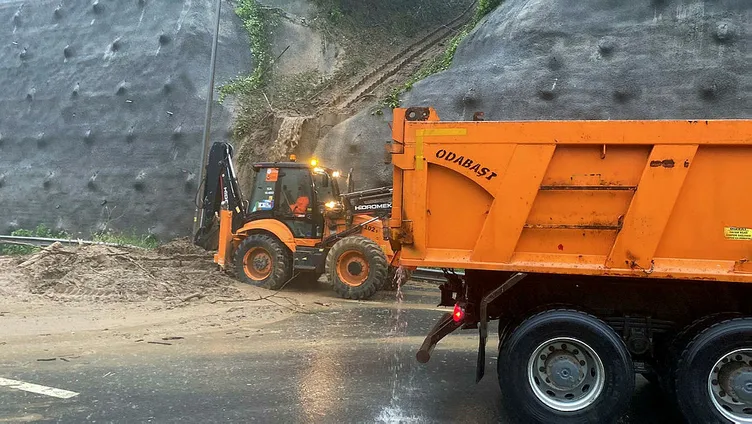 SON DAKİKA HABERLER | Ulaşıma heyelan engeli! Ankara-İstanbul yönü trafiğe kapatıldı: İşte alternatif güzergahlar