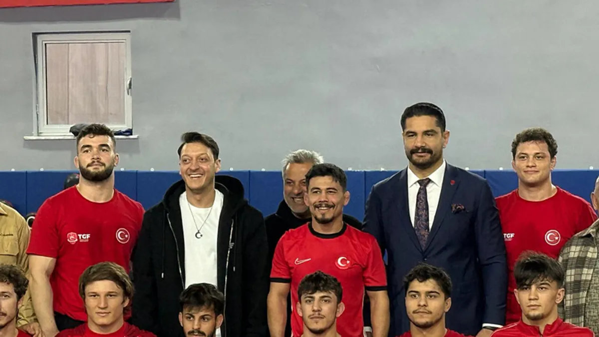 Mesut Özil’den Galatasaray ve Fenerbahçe sözleri! Şampiyonluk favorisini açıkladı Mesut Özil’den Galatasaray ve Fenerbahçe sözleri! Şampiyonluk favorisini açıkladı