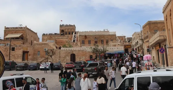 binlerce-turist-bayramda-midyata-akin-etti-1682246465197.jpg