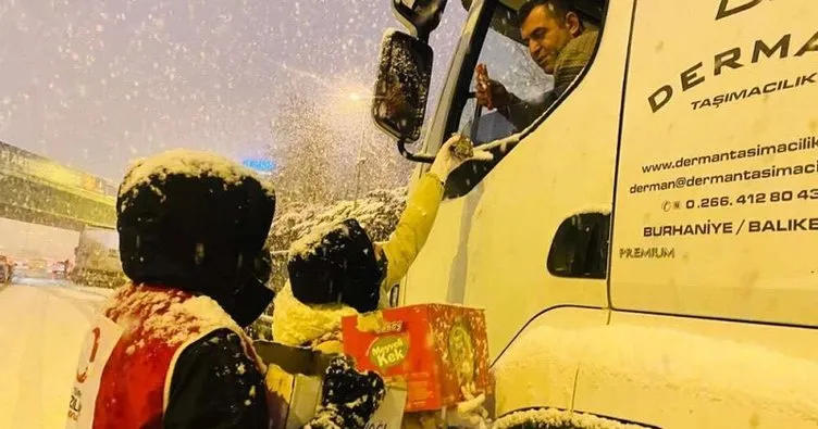 Türk Kızılay, İstanbul’da kar yağışı nedeniyle mahsur kalanlara yardım ulaştırdı