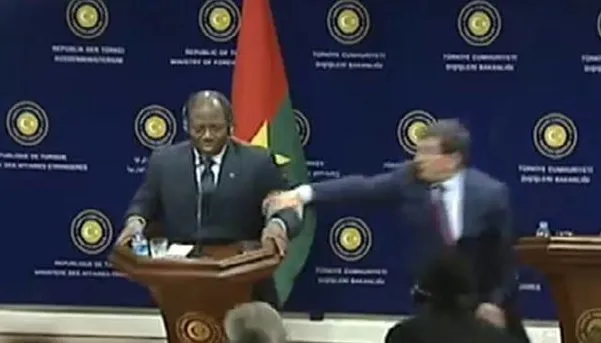 Burkina Faso Dışişleri Bakanı canlı yayında bayıldı