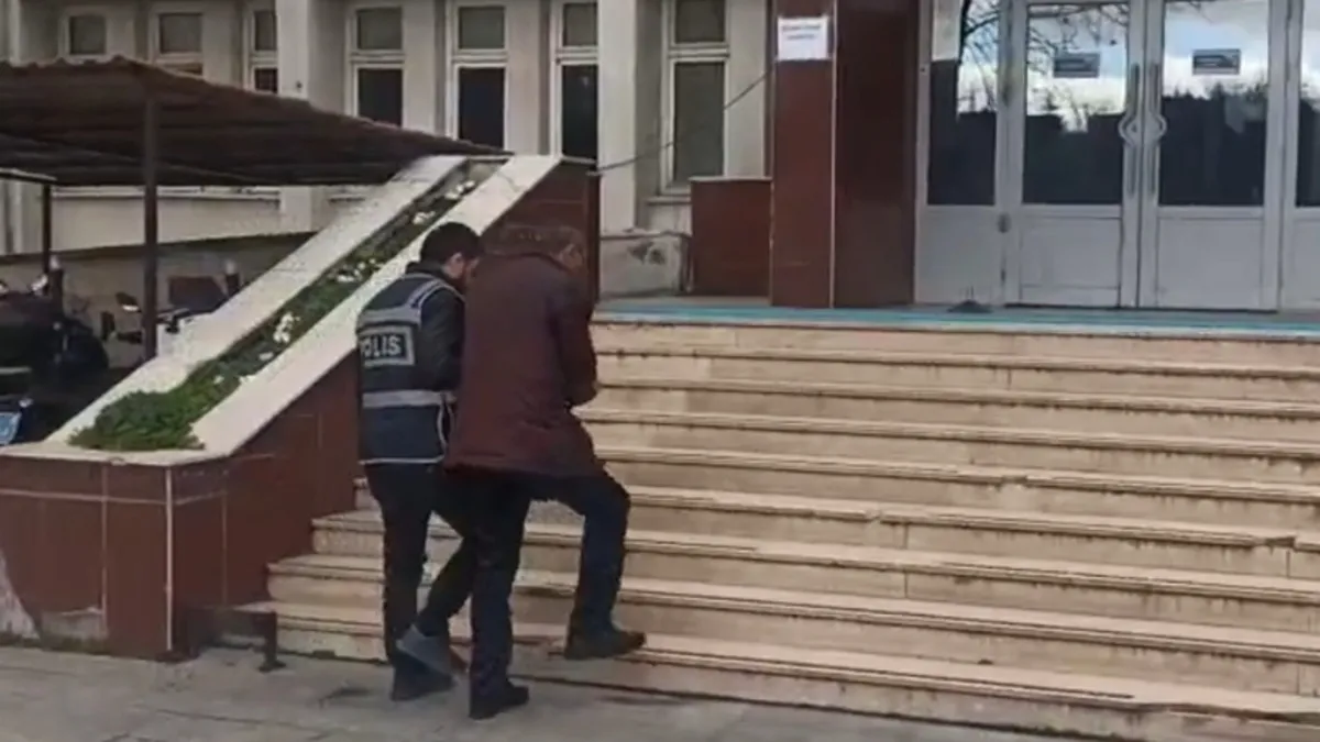 Hastanede güvenlik görevlisi odasından para ve ziynet eşyası çalan şüpheli tutuklandı Hastanede güvenlik görevlisi odasından para ve ziynet eşyası çalan şüpheli tutuklandı