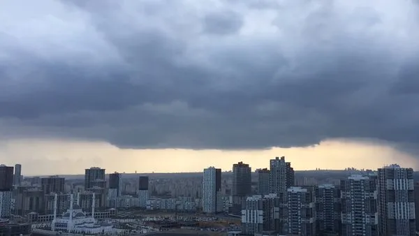 İstanbul'da gökyüzünde inanılmaz anlar! Yağış bulutlardan yeryüzüne böyle indi...