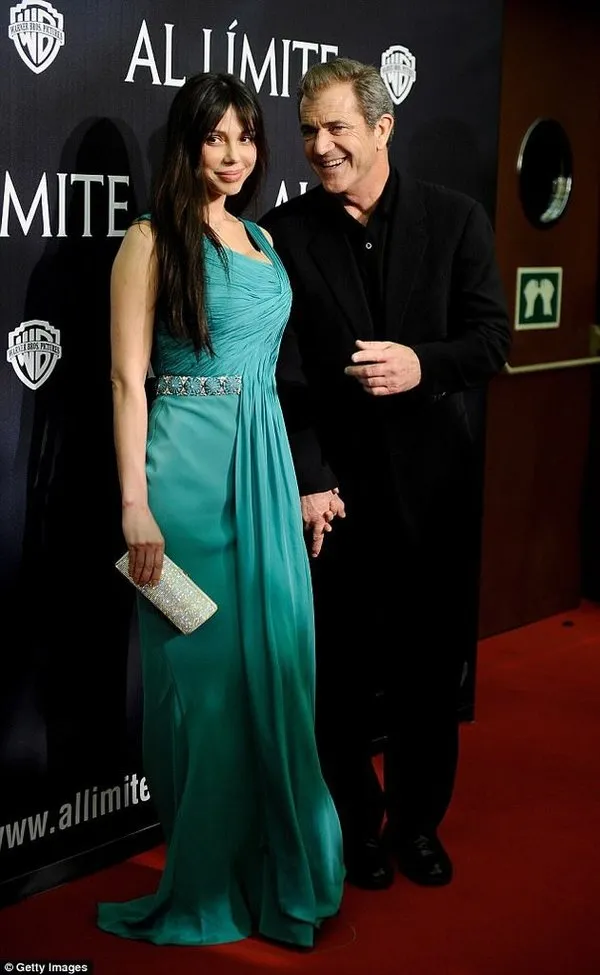 Mel Gibson genç sevgilisiyle!