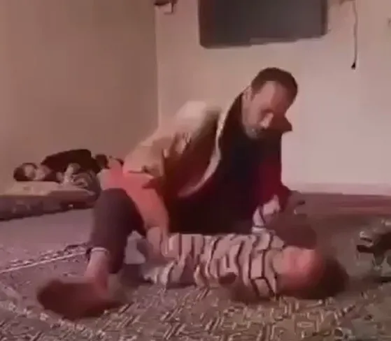 Türkiye’nin kanını donduran görüntü: Çocuğunu acımasızca döven cani baba tutuklandı!