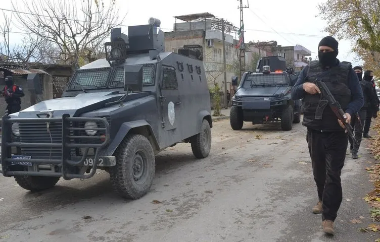 Adana’da huzur operasyonu! Vatandaş polisi alkışlarla karşıladı