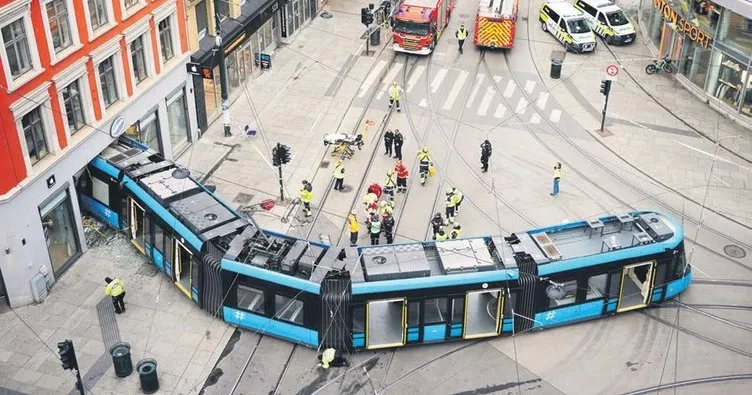 Tramvay dükkana girdi: Dört yaralı