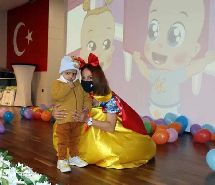 pamuk-prenses-dogum-gununu-kanserli-cocuklarla-kutladi-1675054004975.jpg
