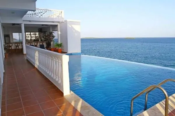 Kayanın üzerine otel inşa ettiler