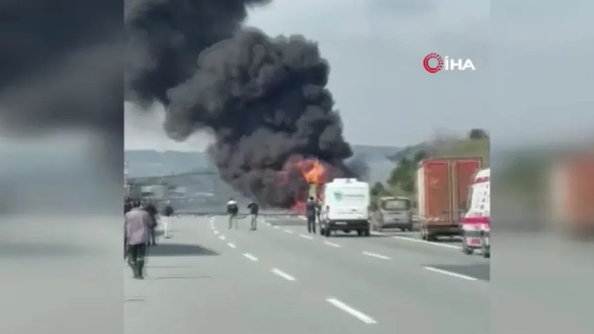Kuzey Marmara Otoyolu’nda seyir halinde tırda yangın Kuzey Marmara Otoyolu’nda seyir halinde tırda yangın