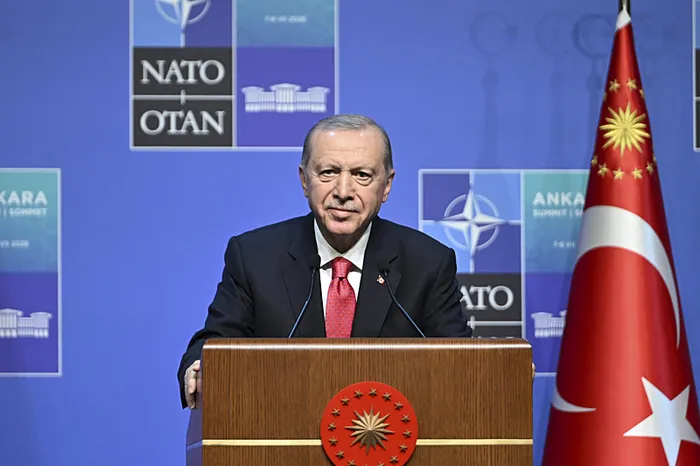 baskan-erdogan-nato-liderlerine-the-politics-of-courage-erdogan-and-the-rise-of-turkiye-kitabini-takdim-etti-1783570857657.jpg