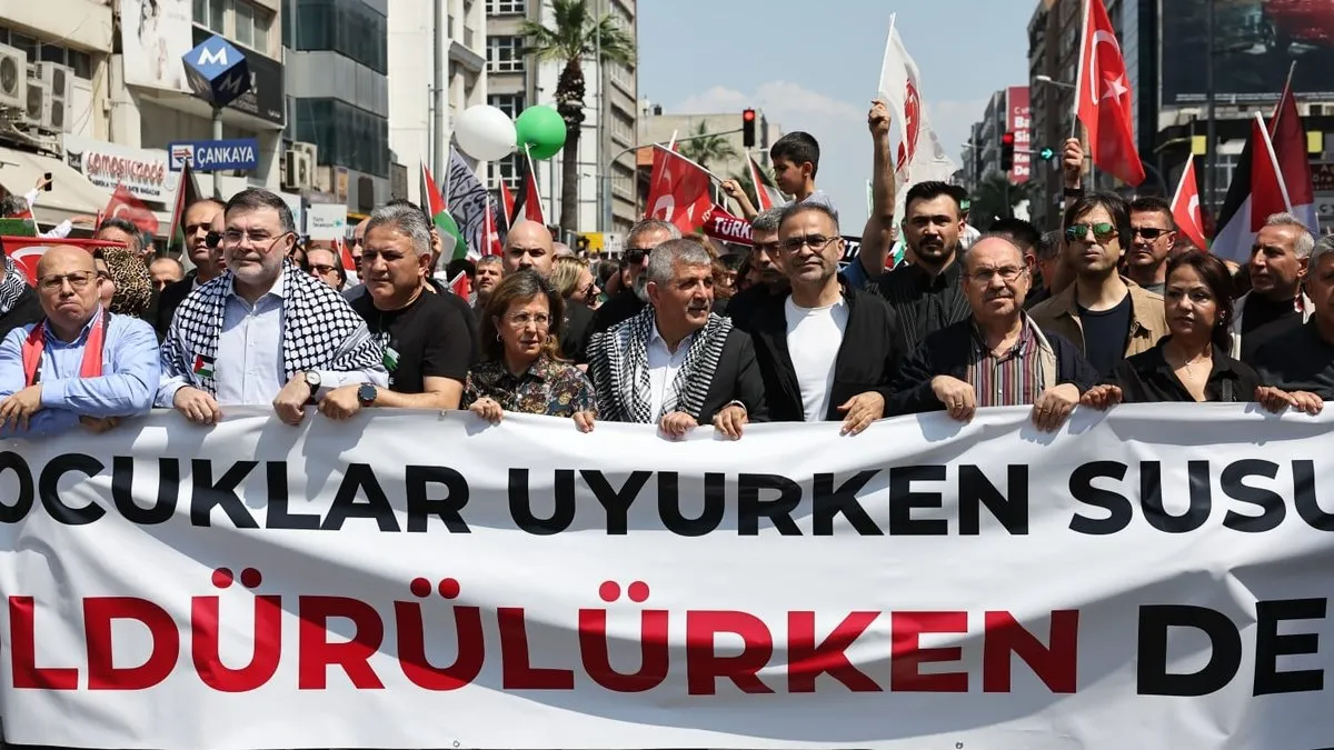 İzmir'de Filistin'e Destek Yürüyüşü: İsrail'in Gazze Saldırılarına Karşı Ses Verildi