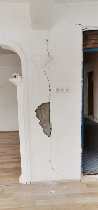 Bu mahalle kayıyor: Çıtır çıtır çatlıyor böyle bir şey görmedim!